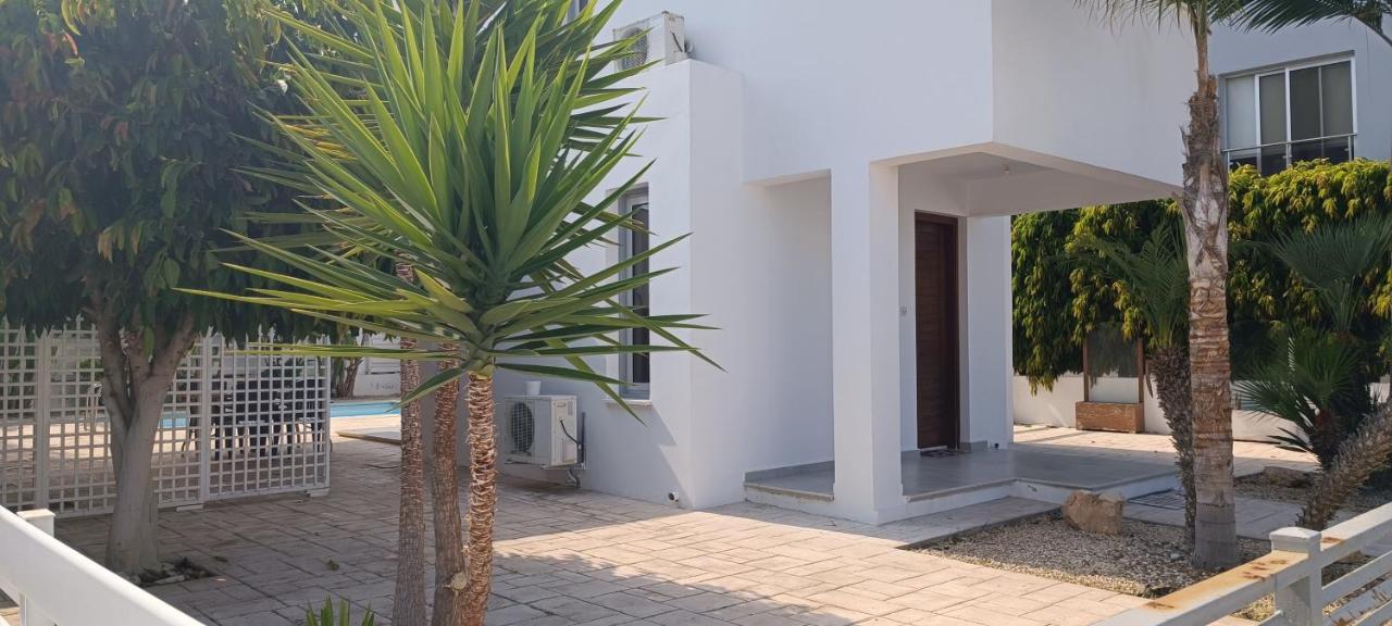 Colonial 32 * Perivolia